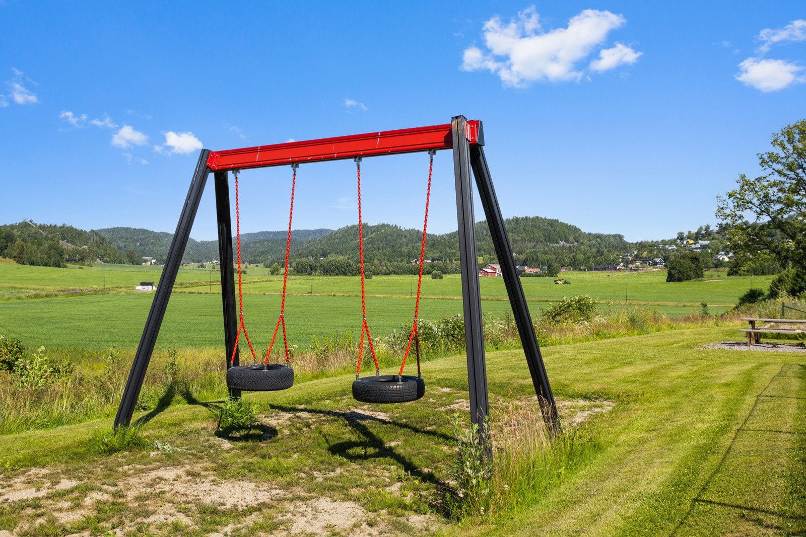 Et barnevennlig nabolag med lekeplass for de yngste og møteplasser for naboer. Galleribilde