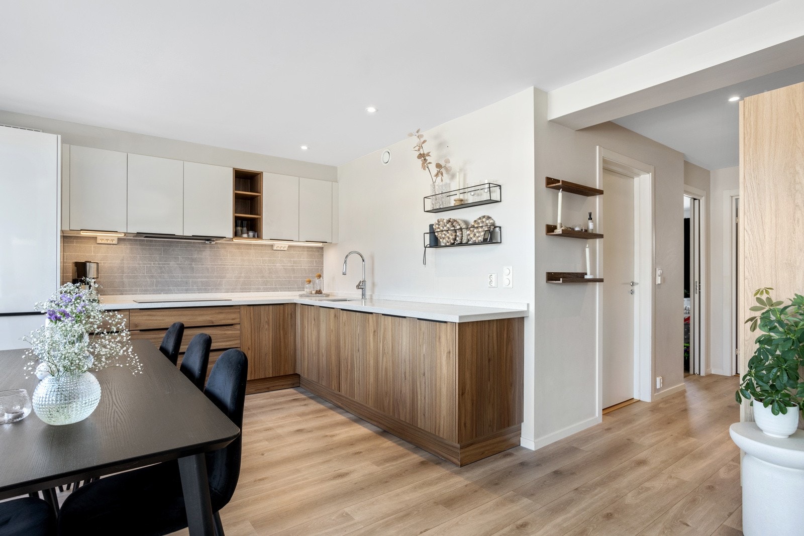 Kjøkkenet har lekker benkeplate i stein med nedfelt kum. Galleribilde