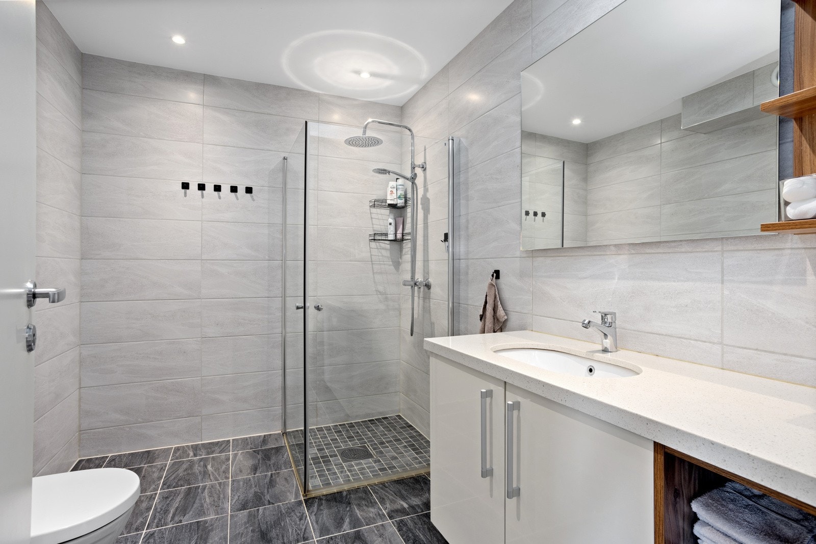 Delikat bad av god størrelse med praktiske oppbevaringsmuligher. Galleribilde