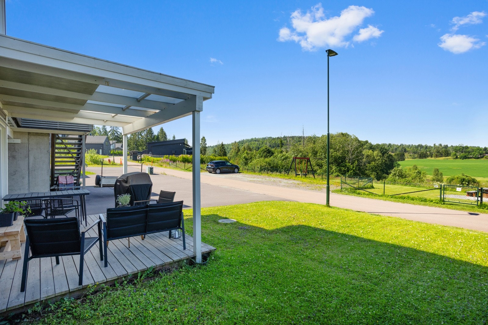 Utenfor stue og kjøkken er det vestvendt og overbygd terrasse med tilgang til hage. Galleribilde