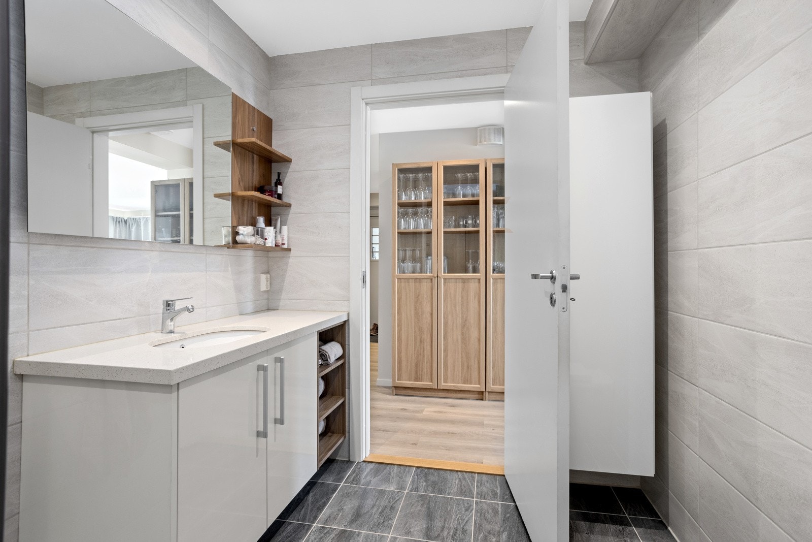 Badet har flislagte overflater, varmekabler og balansert ventilasjon. Det er også separat vaskerom i tilknytning til entreen. Galleribilde