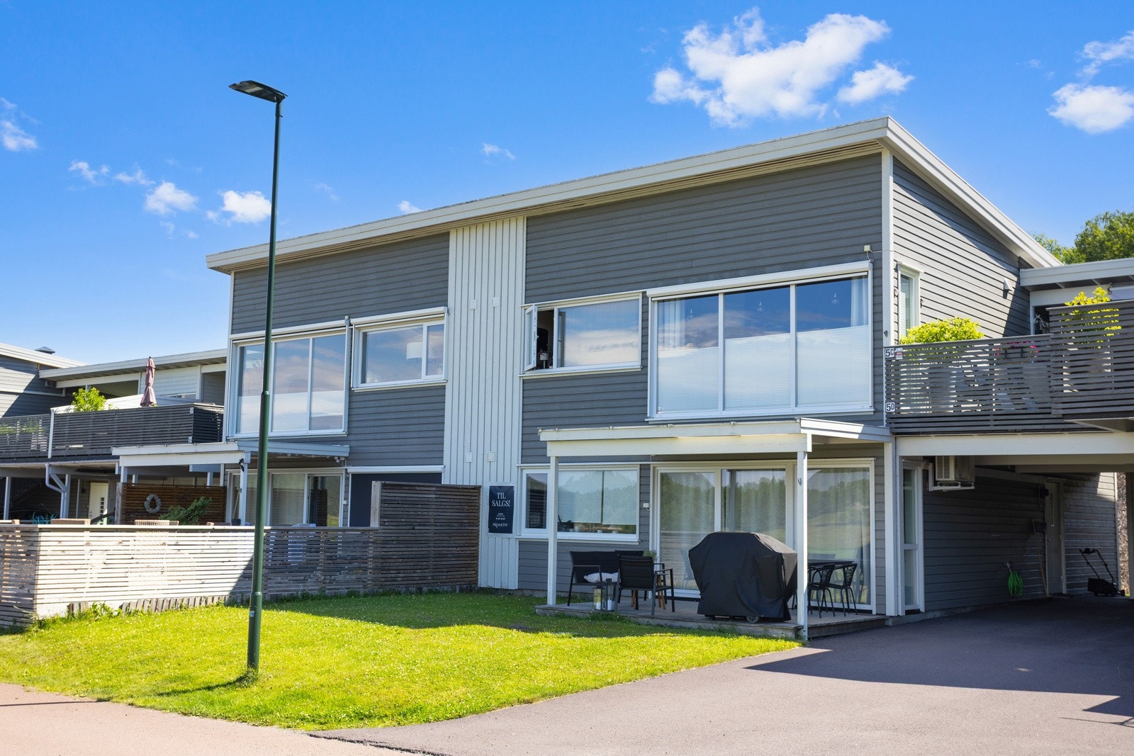 Velkommen til en moderne 4-roms selveier i 1.etg i firemannsbolig, med carport, sportsbod og solrik terrasse med tilknyttet hage. Galleribilde