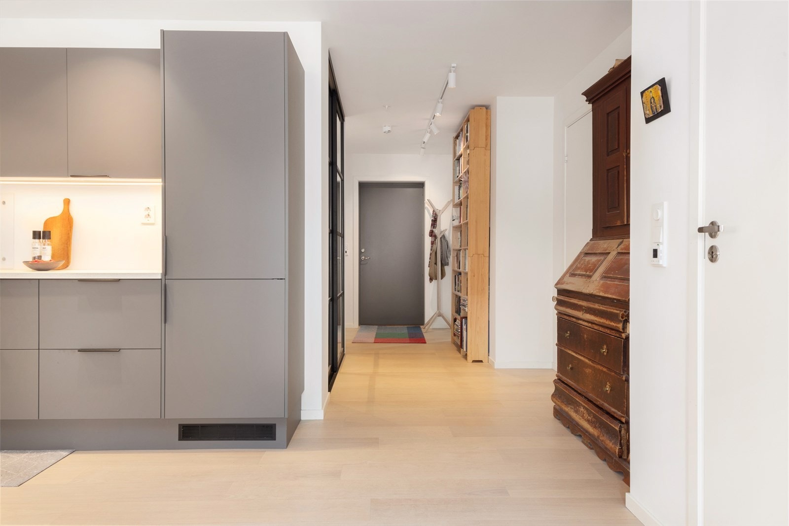 Yttergang har god bredde og skyvedørsgarderobe. Galleribilde