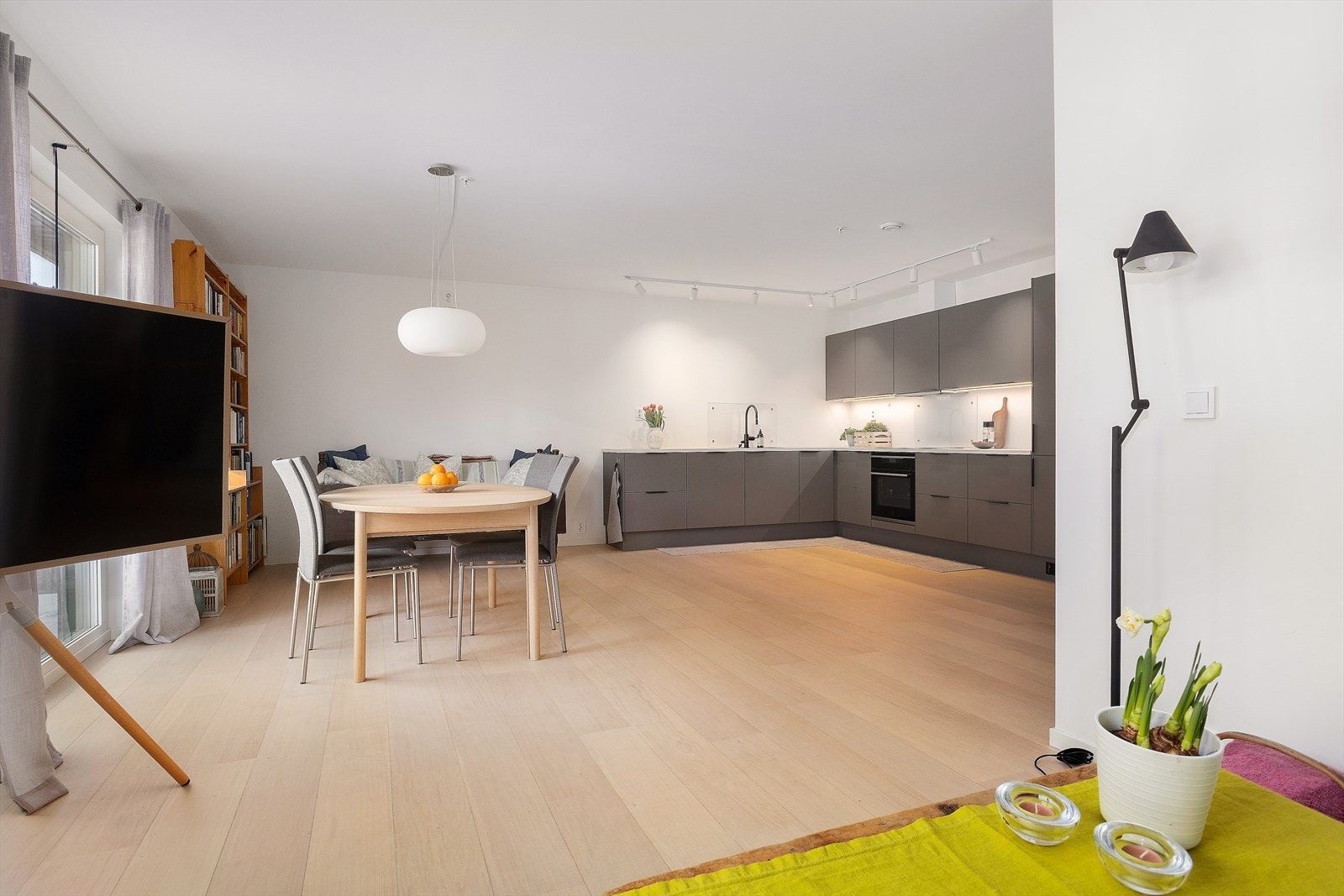 Stue i åpen løsning med kjøkken, og er svært romslig med god plass for spisestue. Galleribilde