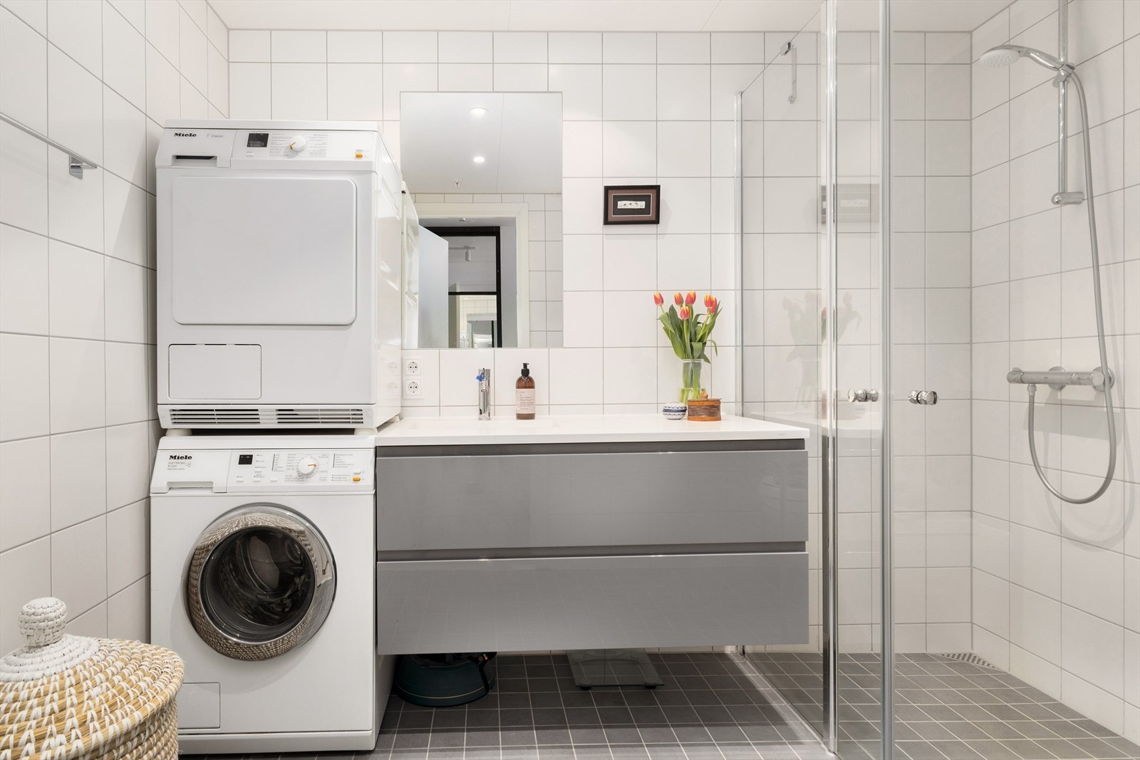 Rommet benyttes også som vaskerom - her er opplegg for vaskemaskin og plass til tørketrommel. Galleribilde