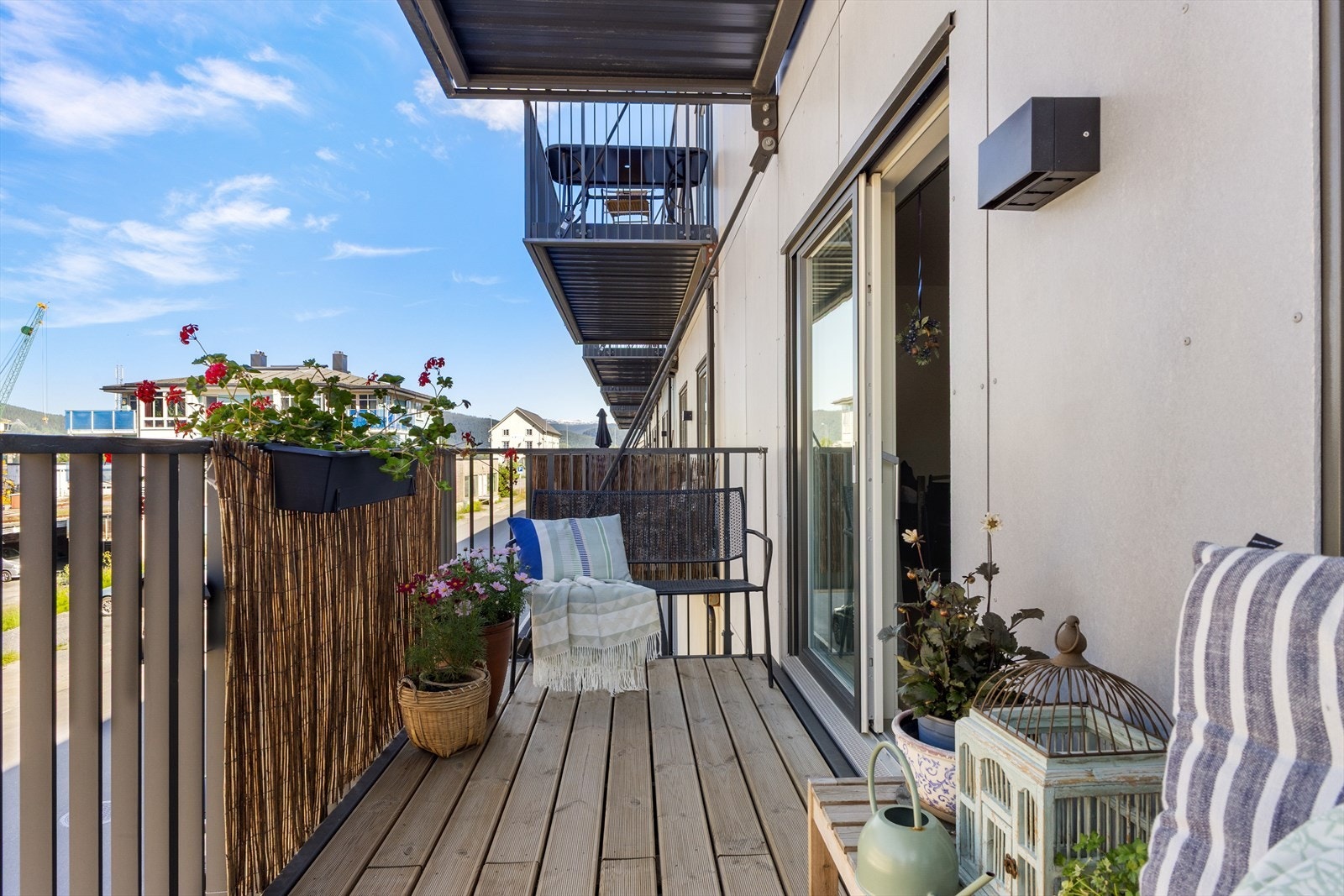 Nyt en kopp kaffe i sentrale omgivelser på denne lune terrassen. Galleribilde