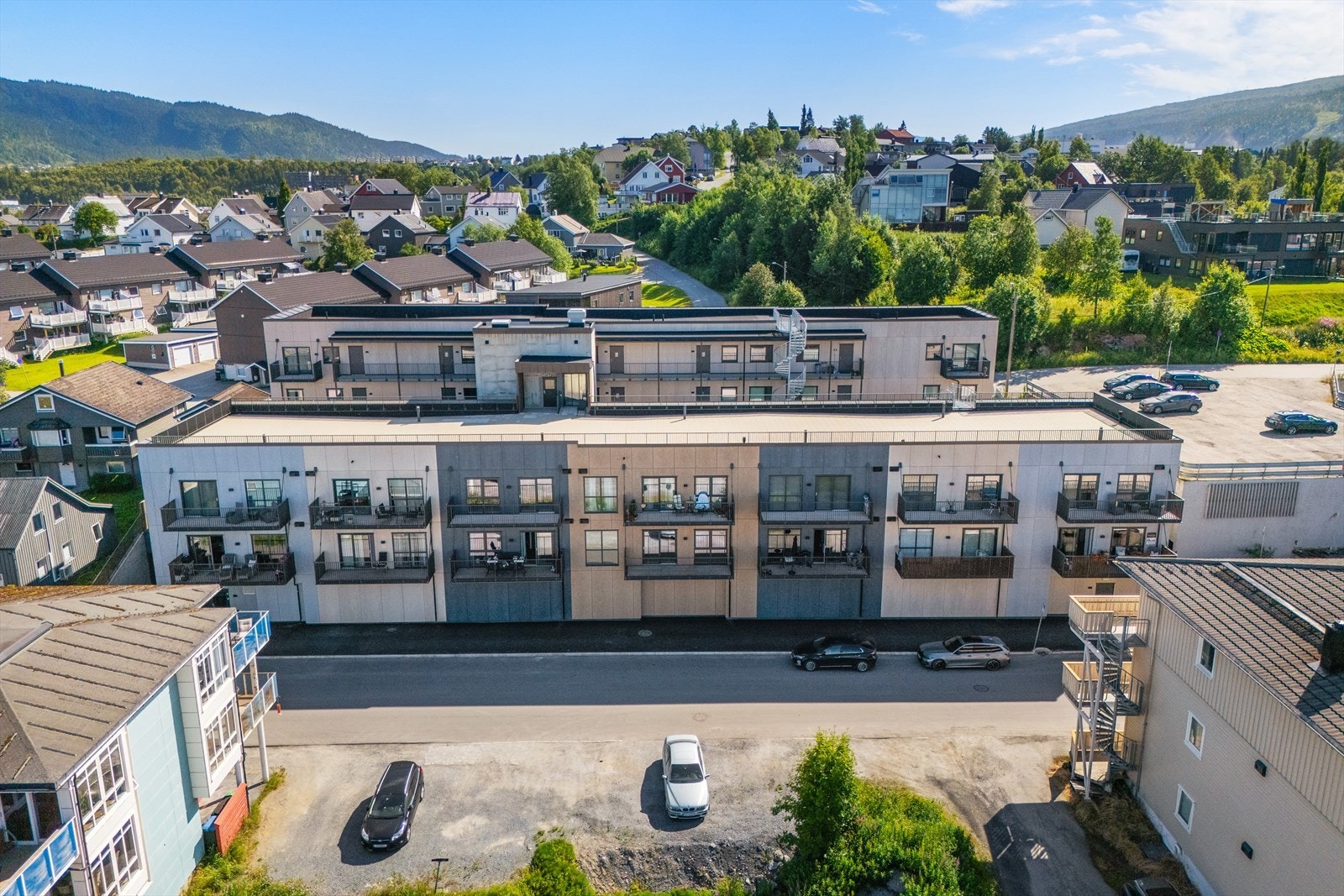 Nybygg midt i sentrum av Mo i Rana, med felles parkeringskjeller og felles takterrasse. Galleribilde