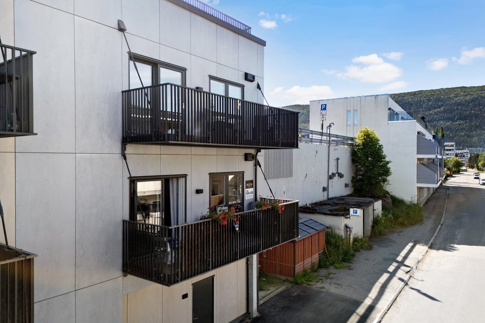Leiligheten ligger i første beboelsesetasje, godt oppe fra bakkenivå i Strandgata. Galleribilde