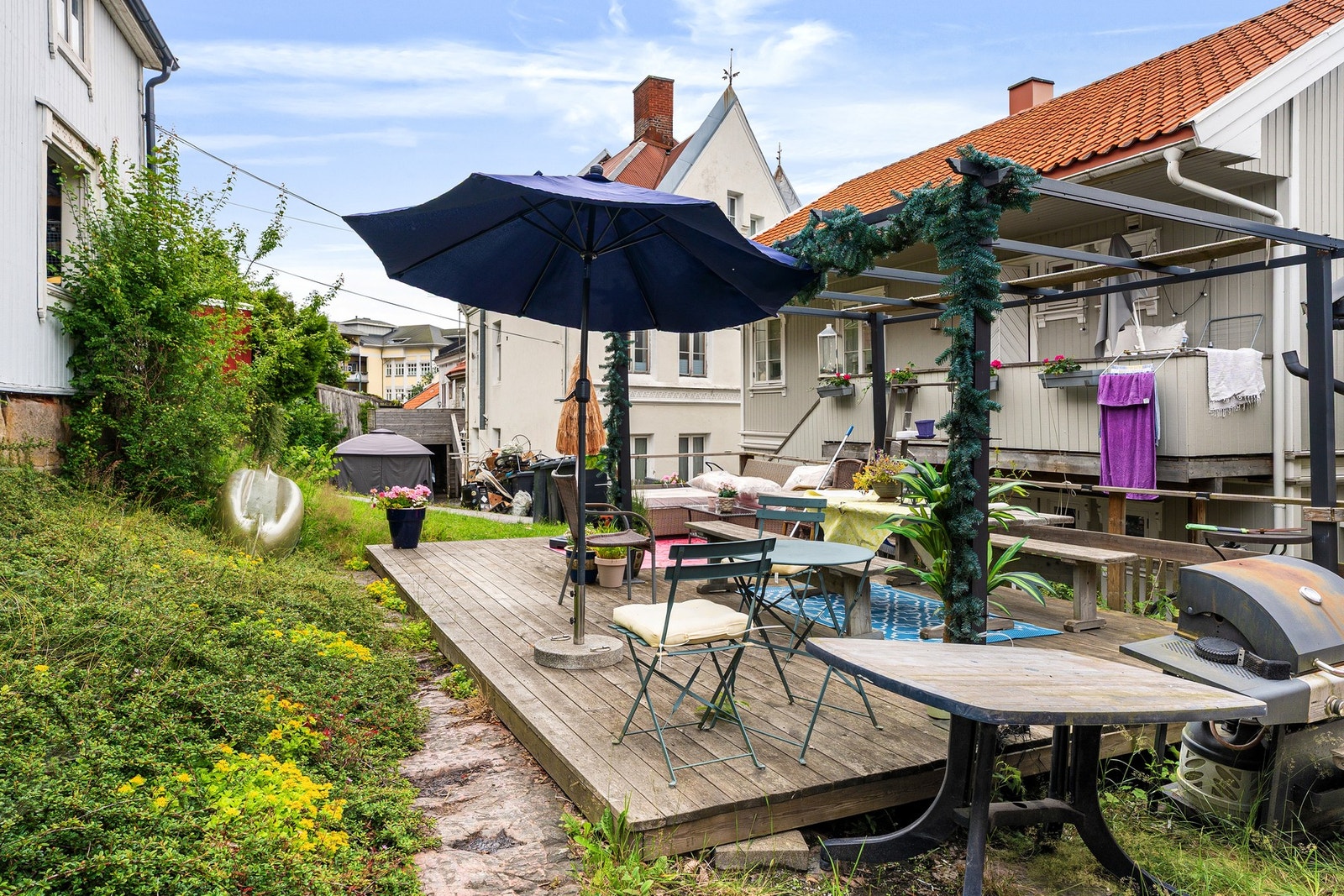 Platting er opparbeidet av leietakere og benyttes av flere. Platting står på kommunal eiendom, slik det kan komme offentlige pålegg om fjerning av platting. Det går en offentlig sti/vei ved plattingen fra Rødsbergstien ned til Bakbanken. Galleribilde