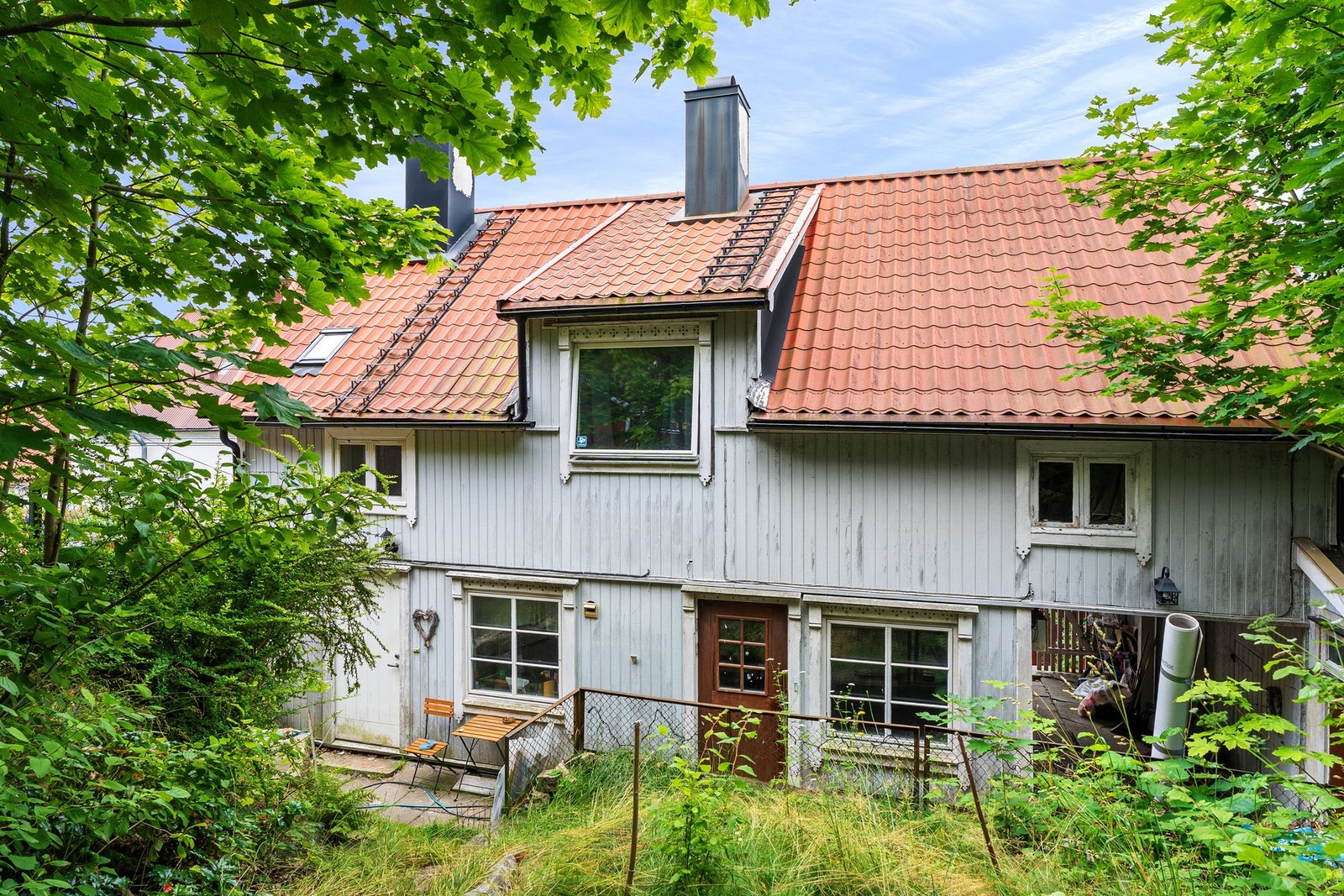 Tomten er hovedsakelig meget gjengrodd. Galleribilde