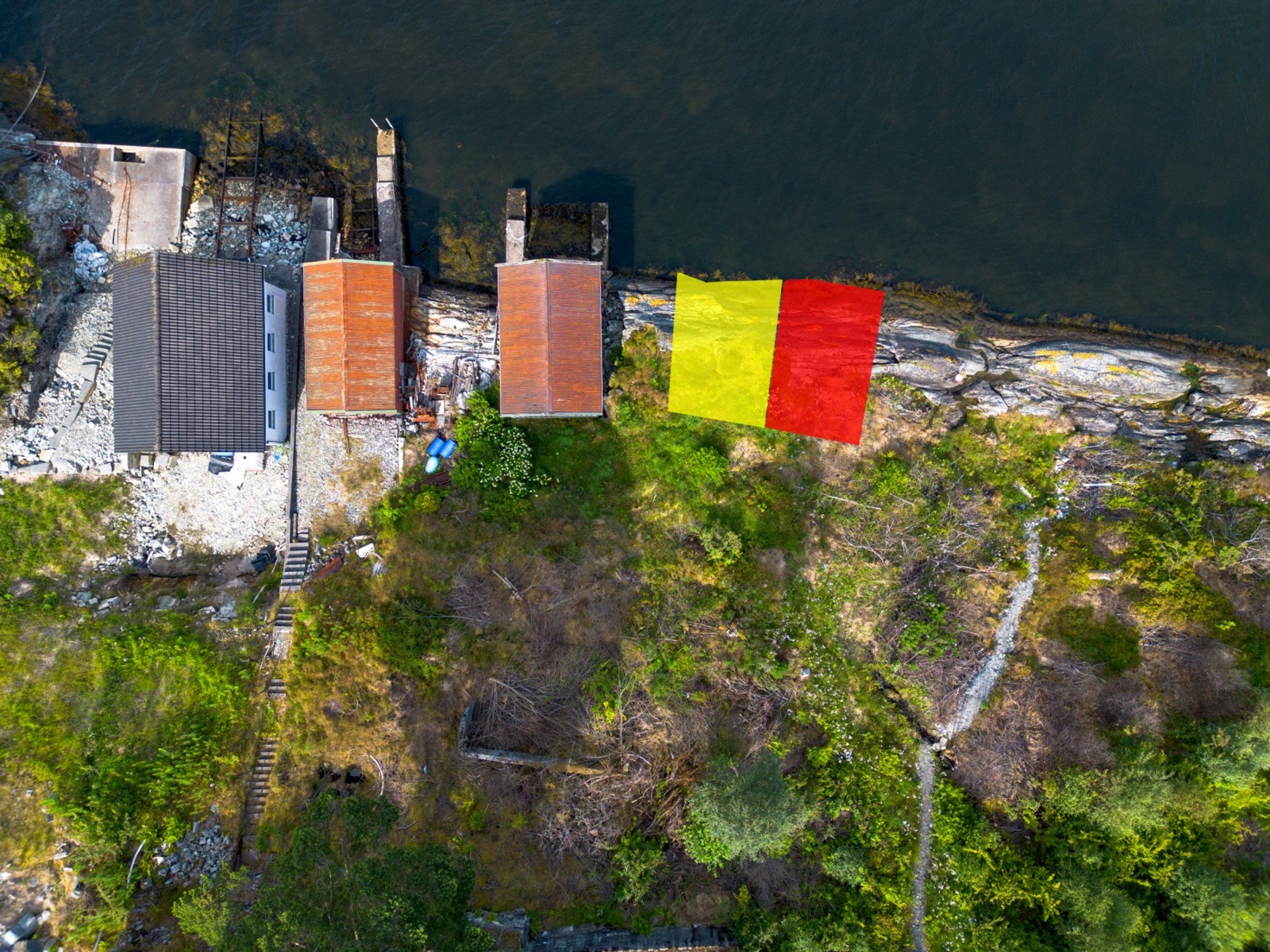 De 2 tomtene er avmerket med gult og rødt. Det skal være veggavstand på 1,5 m mellom naustene ihht til reg plan. Galleribilde