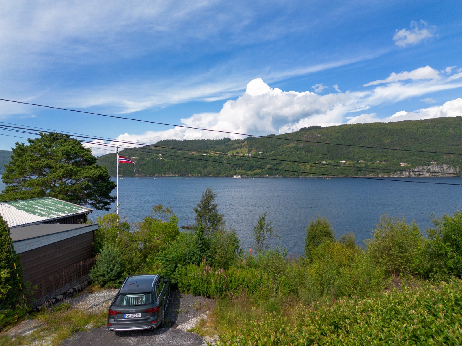 Kort avstand fra kommunal vei ned til tomtene. Galleribilde