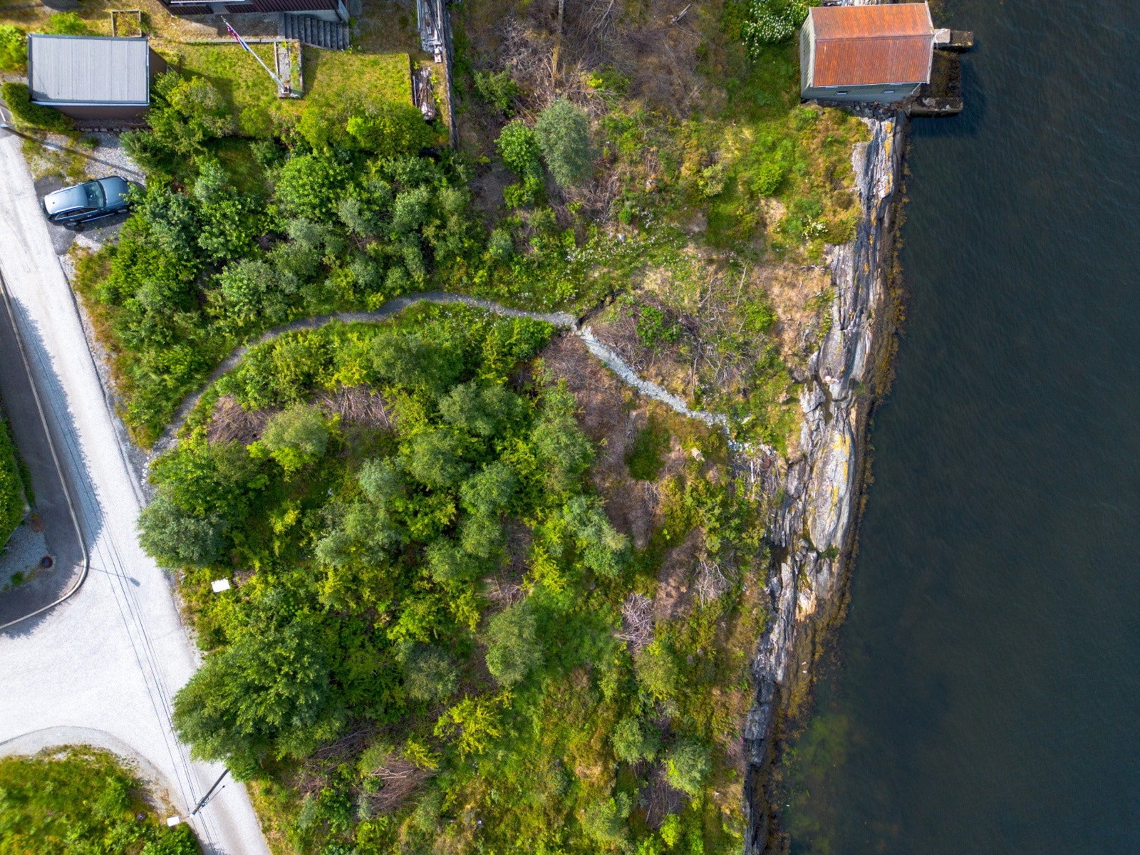 Kort avstand fra kommunal vei til tomtene. Galleribilde