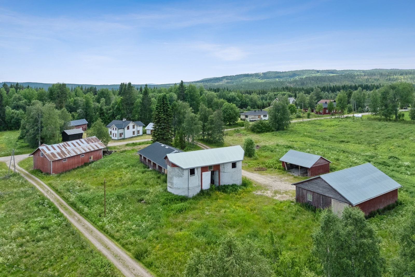 Oversikt over gårdsbebyggelsen sett fra nord Galleribilde