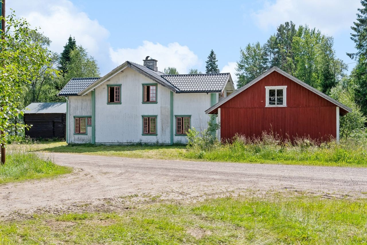 Våningshus med vedskåle til venstre Galleribilde