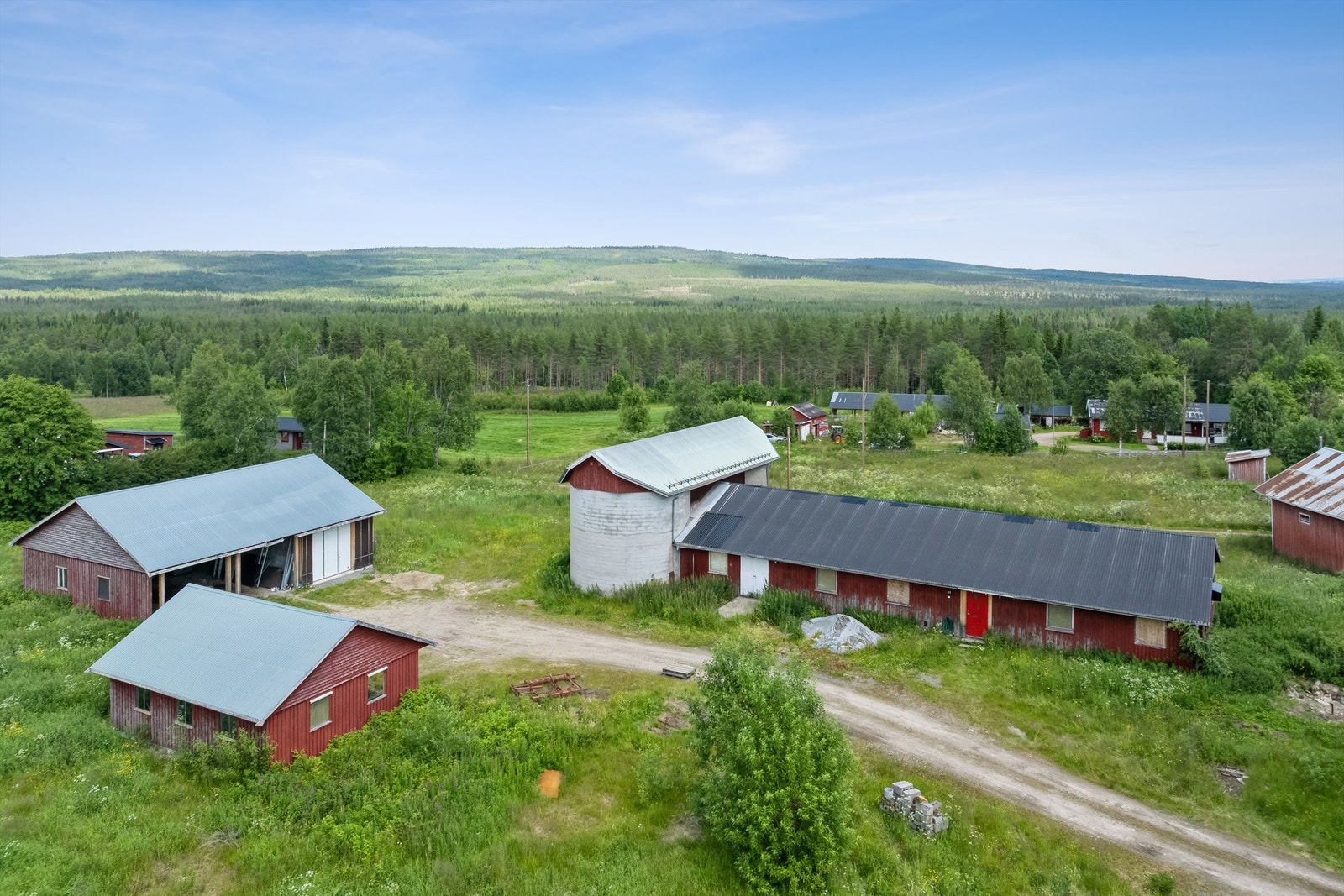 Gårdsbebyggelsen nord for Landsvegen Galleribilde