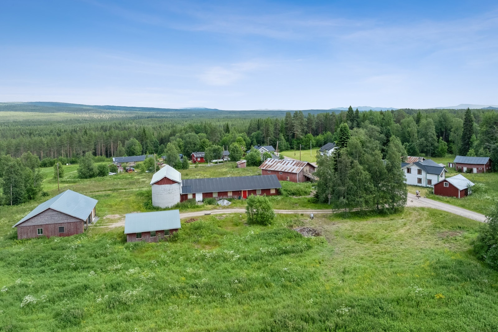 Gårdsbebyggelsen på Peders Galleribilde