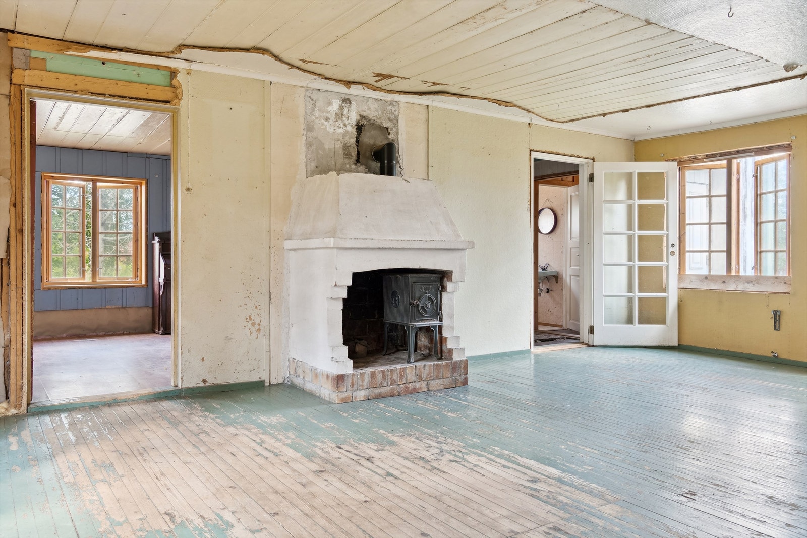 Stue 1. etg med peis/ildsted. Pipe og ildsteder må undersøkes/utbedres før fyring Galleribilde