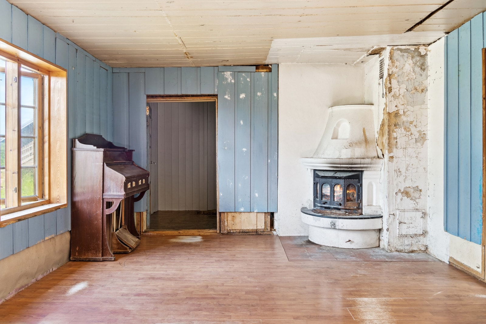 Kjøkken med ildsted, flammer i peis kun illustrerende, ildsted og pipe må undersøkes/utbedres før fyring Galleribilde
