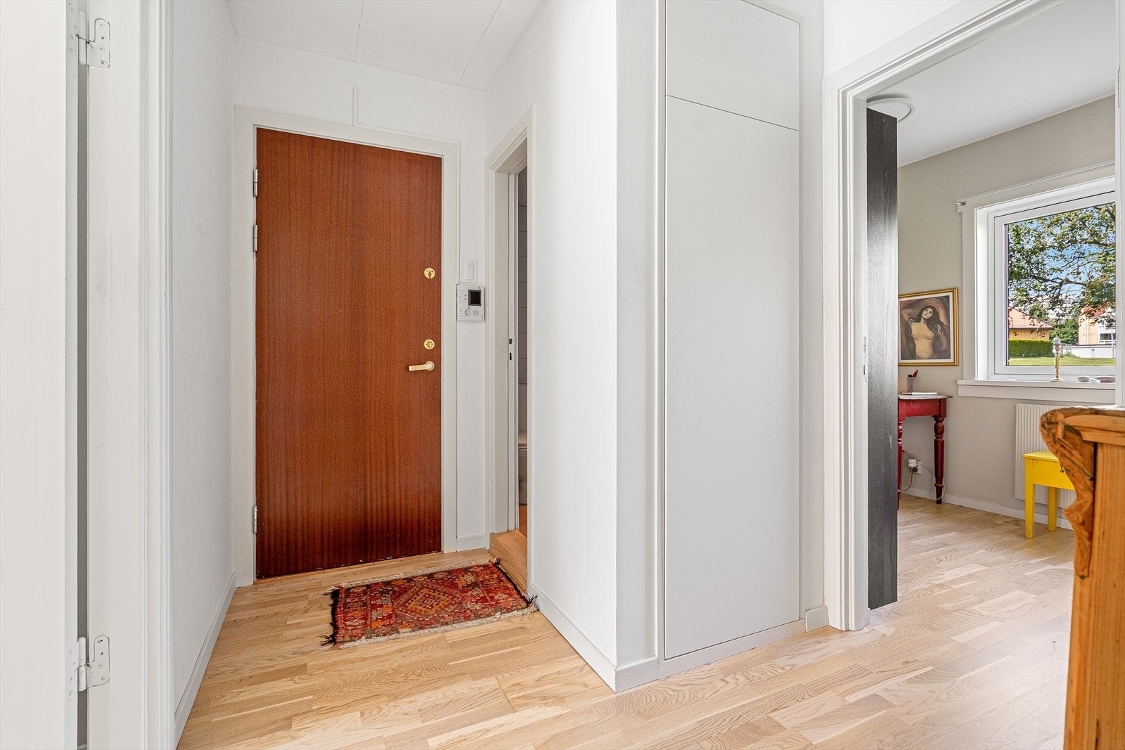 Romslig entré med integrert garderobeskap. Galleribilde