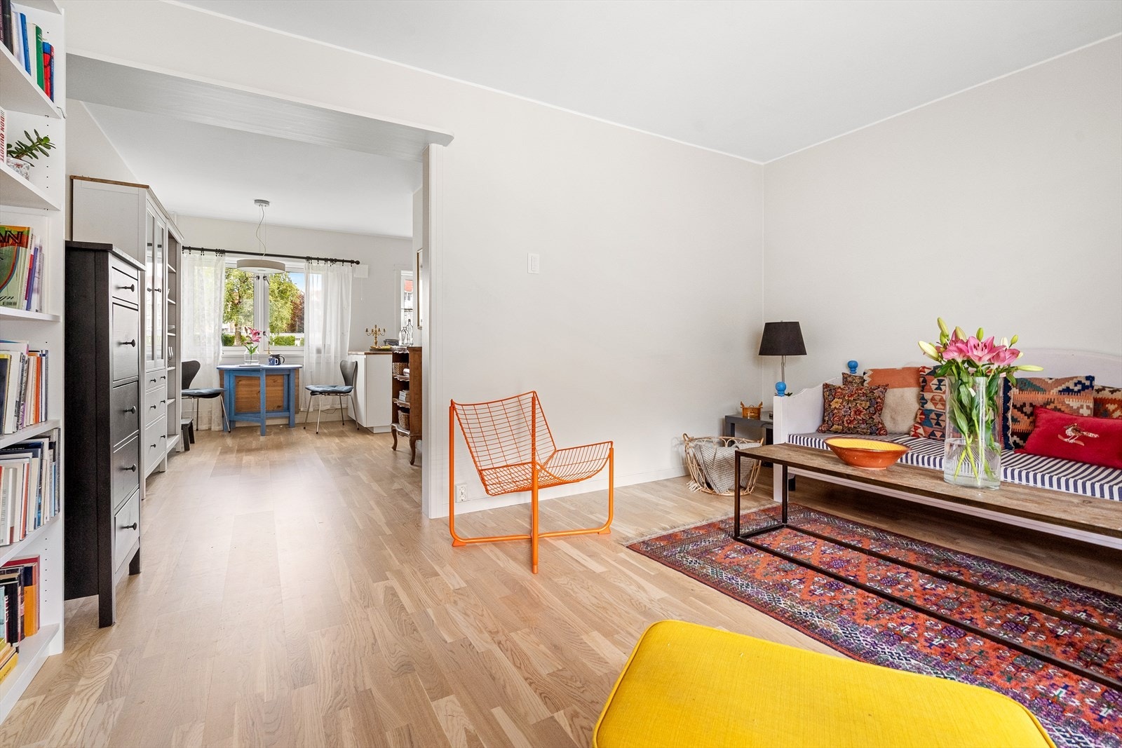 Leiligheten har en delvis åpen stue/kjøkkenløsning. Galleribilde