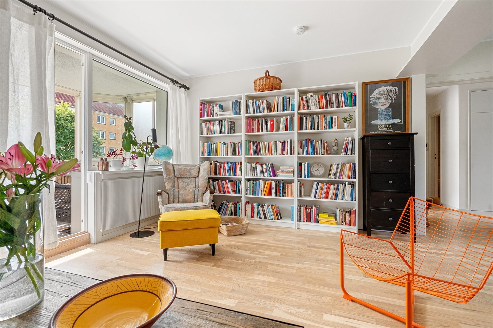 Stuen oppleves som romslig og innbydende, med rikelig lysinnslipp fra store vindusflater. Galleribilde