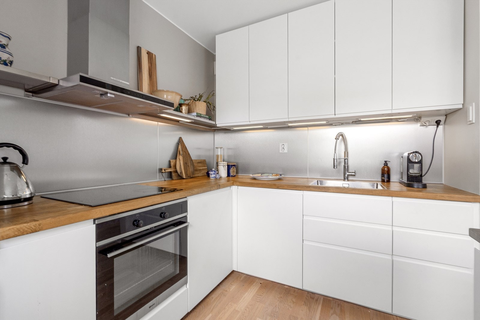 Det er rikelig med benkeplass og gode oppbevaringsmuligheter i både over- og underskap. Galleribilde