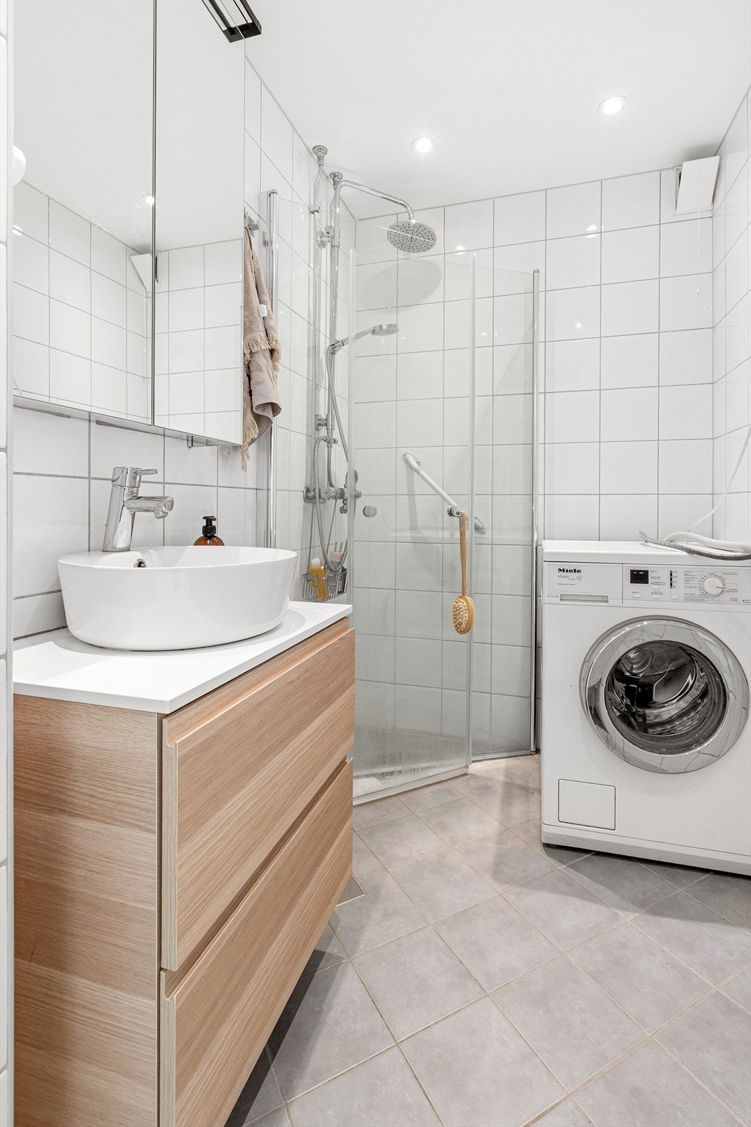 Baderommet har gulvvarme og ble pusset opp av borettslaget i 2009. Galleribilde