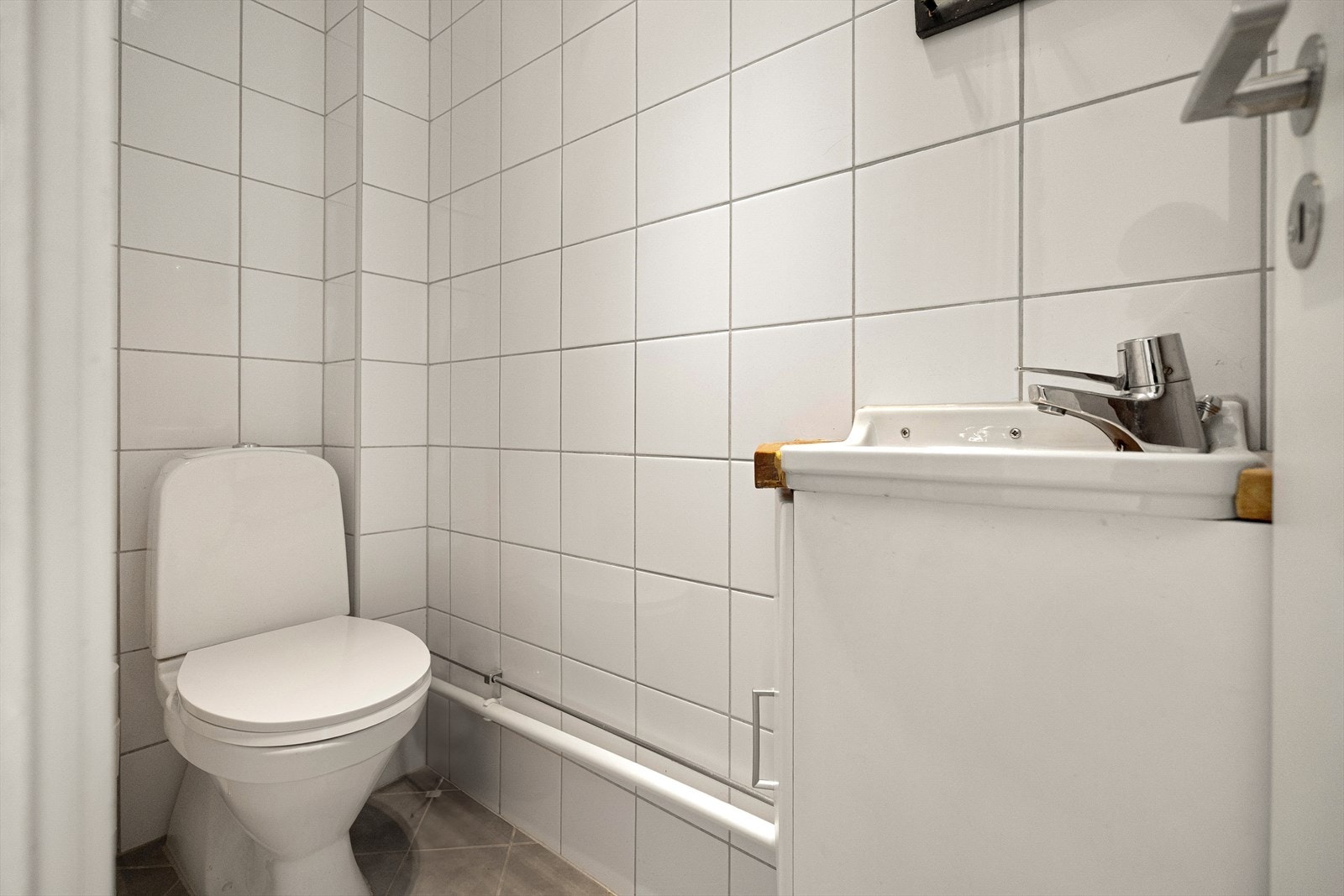 Separat toalettrom pusset opp av borettslaget i 2008. Galleribilde