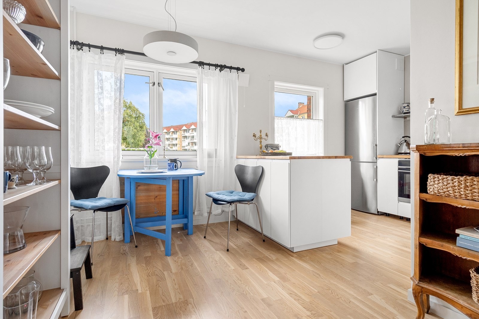 Her er det også plass til et spisebord. Perfekt for hyggelige måltider med vennet og familie. Galleribilde