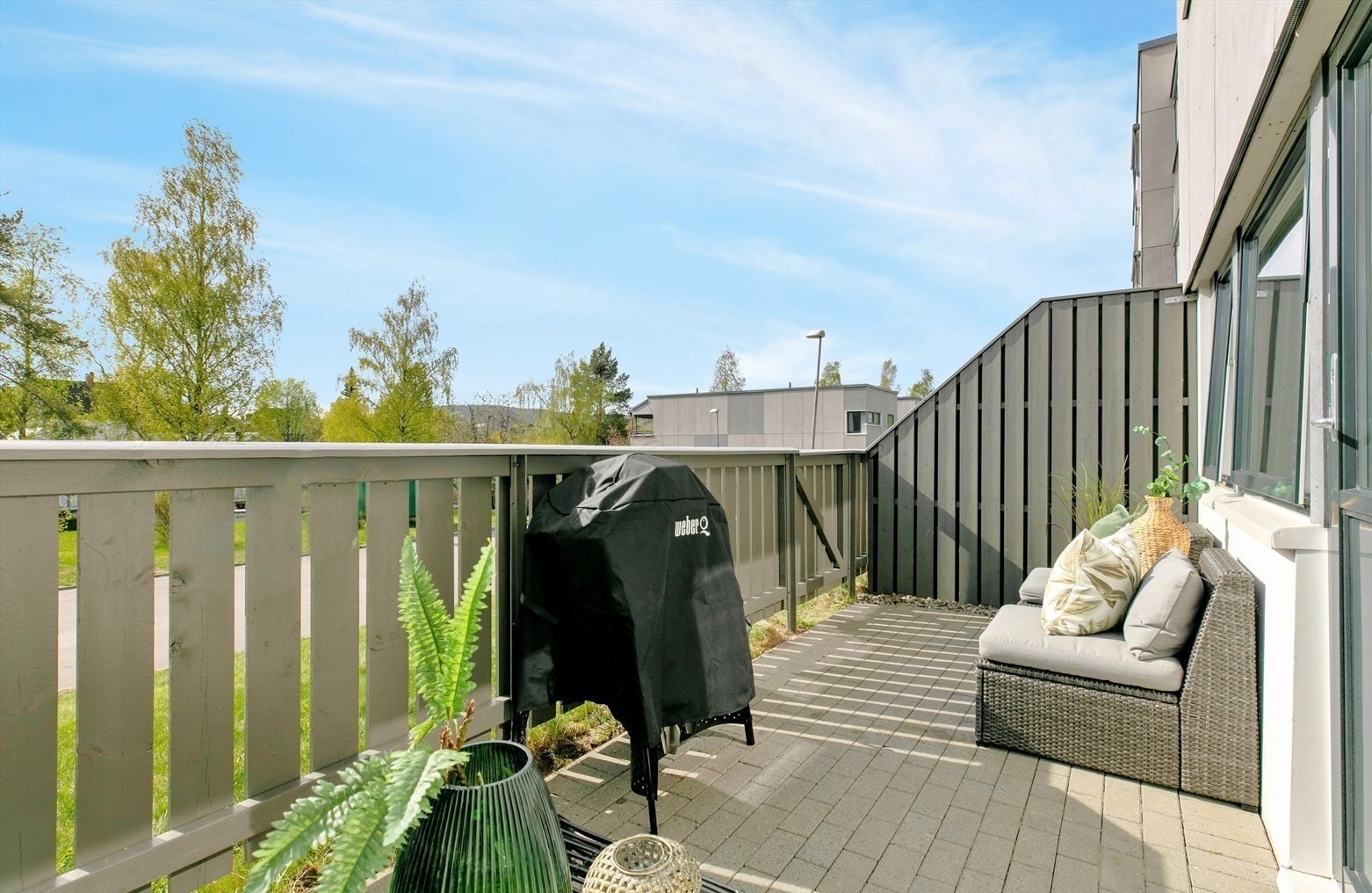 Solrik terrasse med god plass til utemøblement Galleribilde