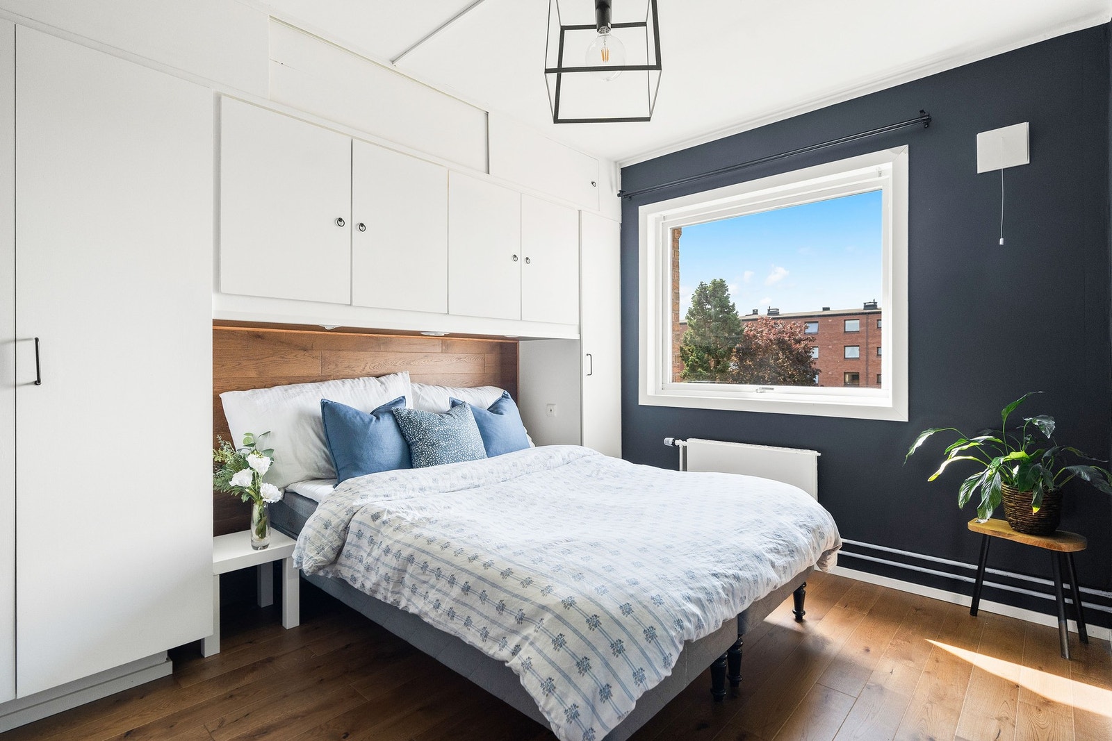 Romslig hovedsoverom med god plass til dobbeltseng og tilhørende nattbord. Galleribilde