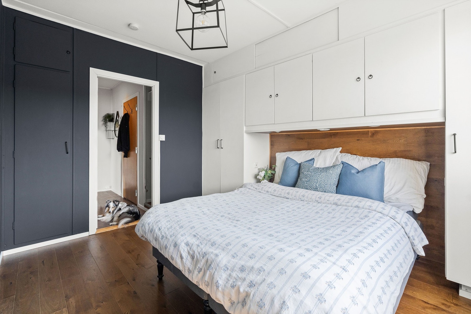 Her har du god plass til garderobeskap for oppbevaring av klær. Galleribilde