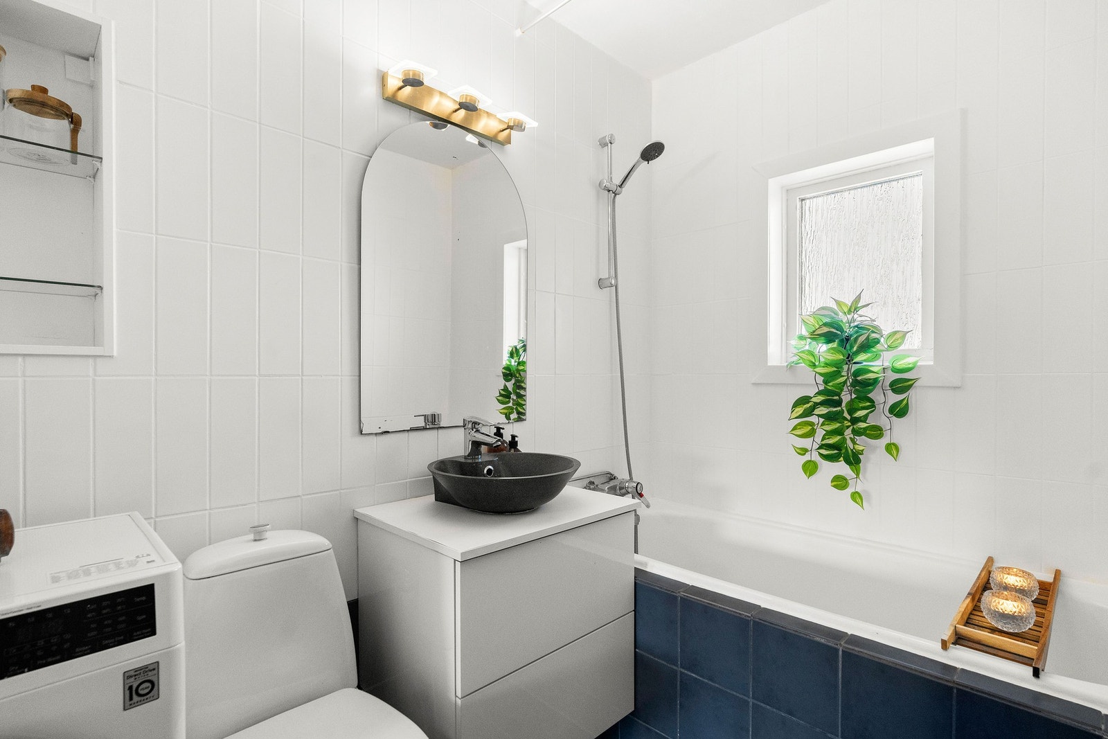 Flislagt bad med badekar og servant. Galleribilde