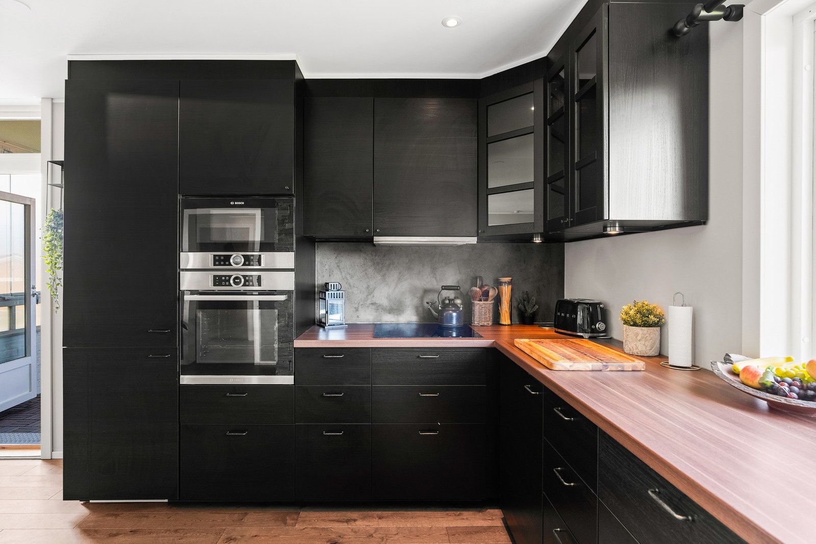 Kjøkkeninnredning med laminert benkeplate. Galleribilde