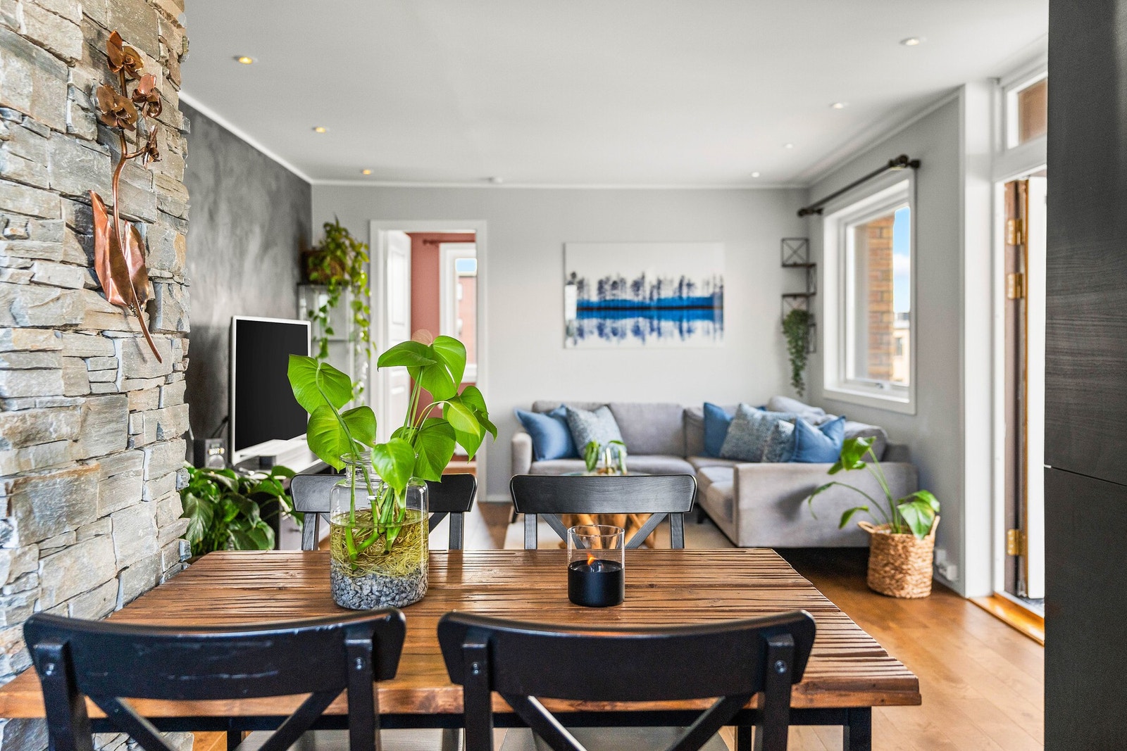 Kjøkkenet er i en delvis åpne løsning inn mot stuen. Galleribilde