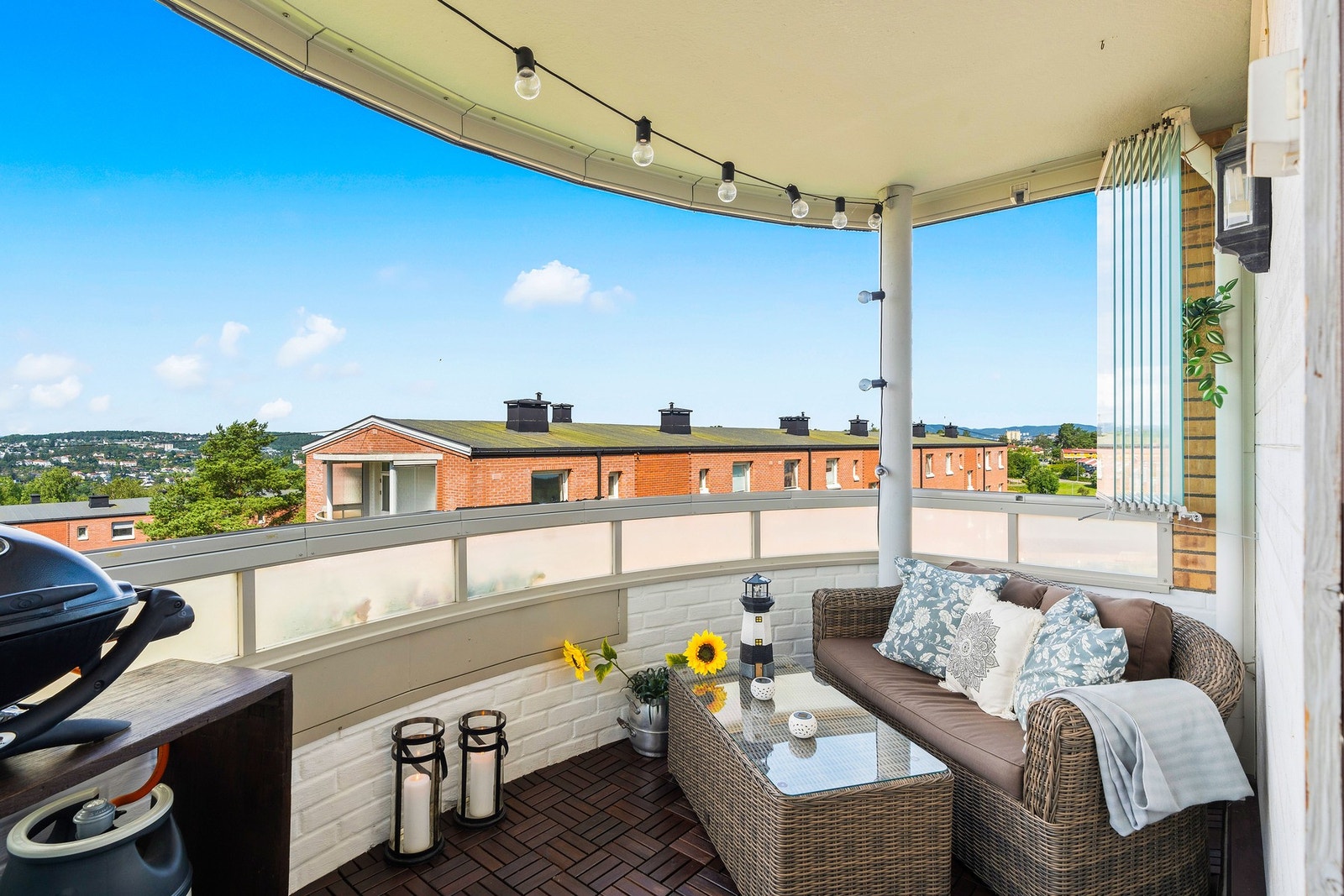 Fra stuen har du utgang til en innglasset balkong på 7 kvm. Her har du solnedganger året rundt. Galleribilde