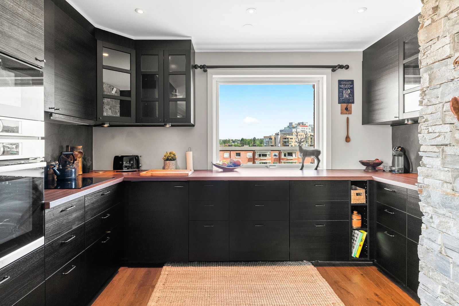 Integrert i innredningen er oppvaskmaskin, komfyr og nedfelt platetopp. Galleribilde