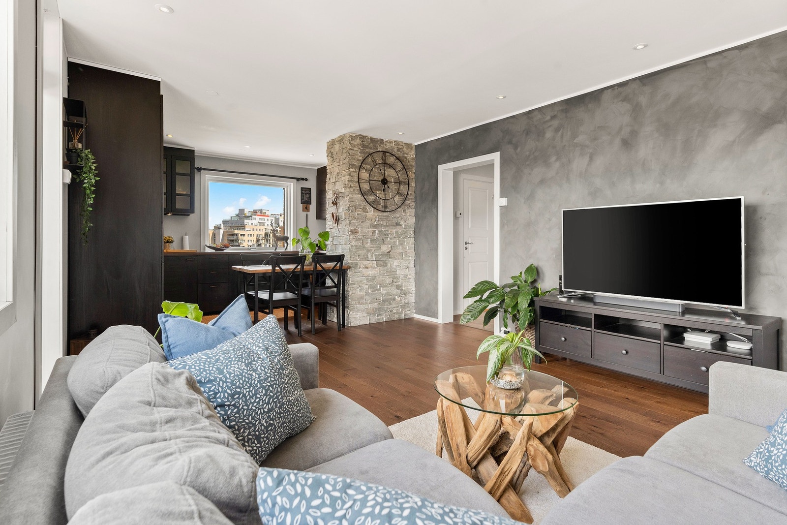 Fra stuen inn mot spisestuen og kjøkkenet. Galleribilde