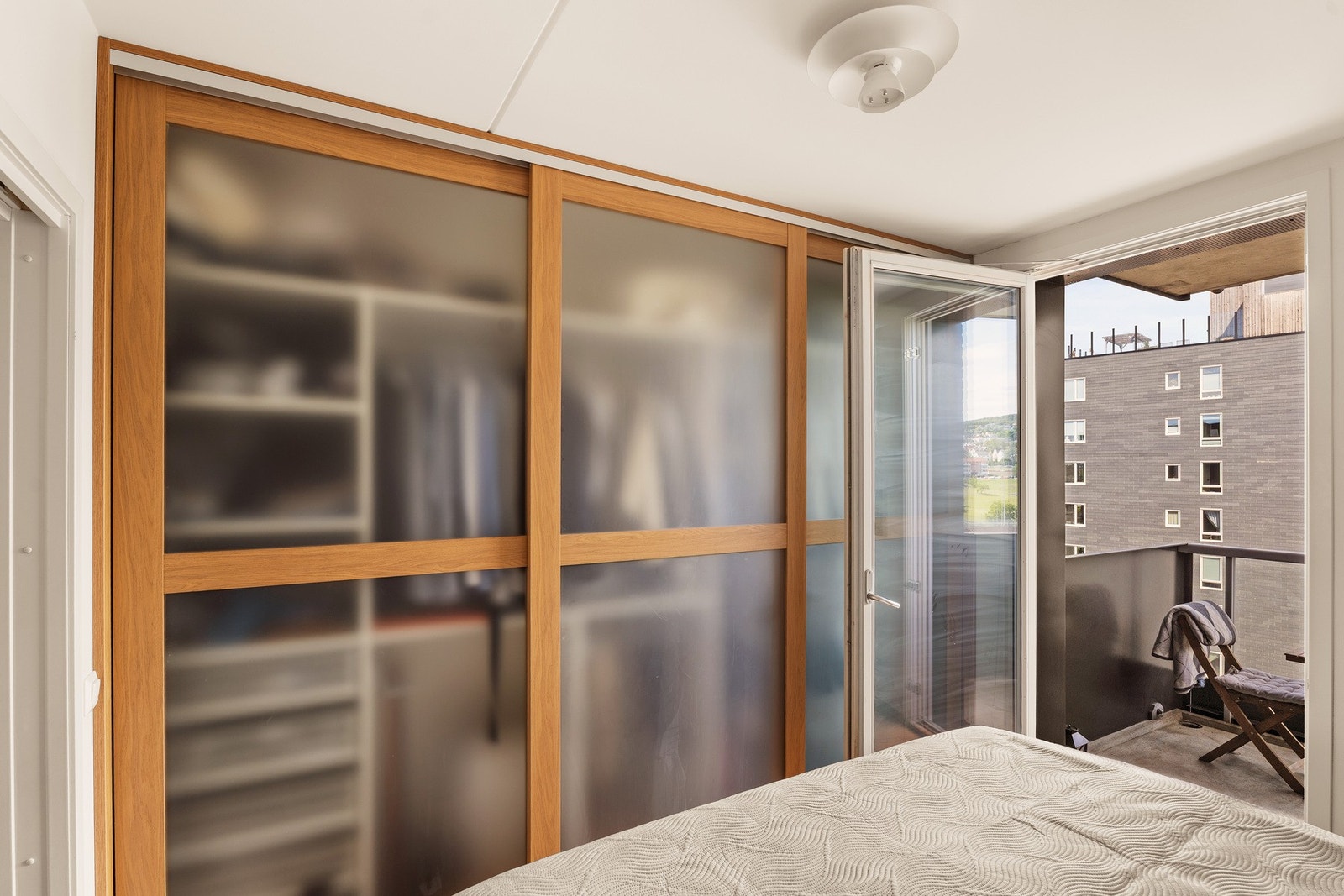 Rommet er innredet med en skyvedørsgarderobe som både sparer plass og gir praktisk oppbevaring. Galleribilde