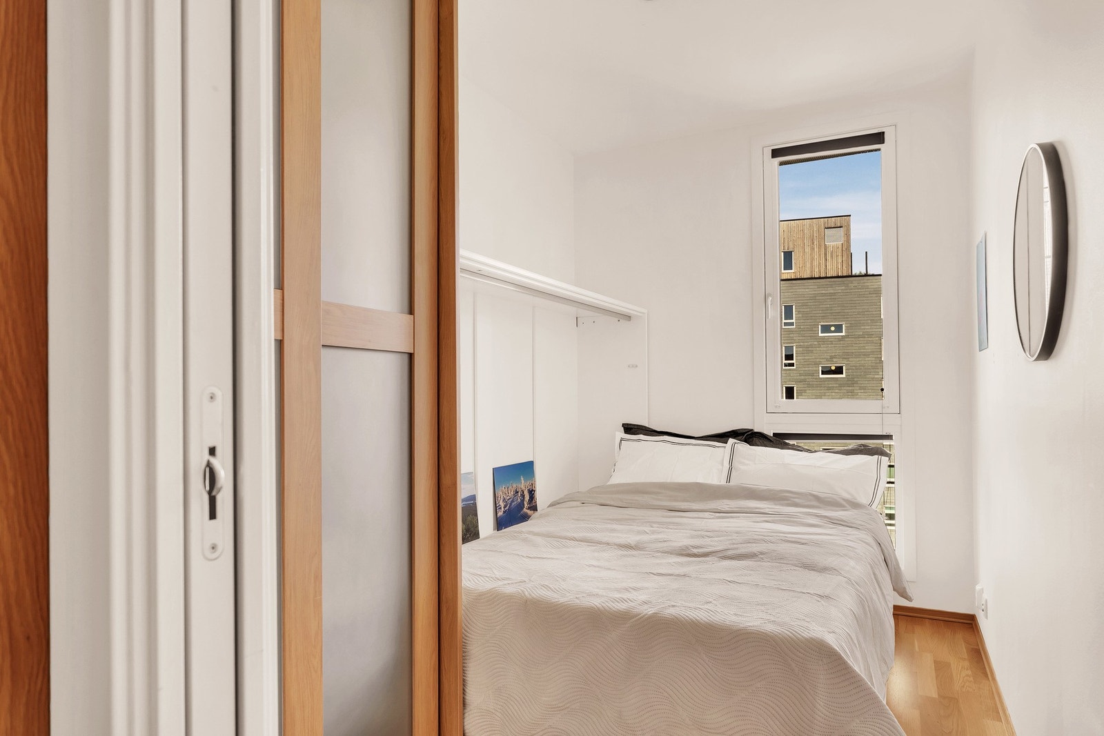 Soverom 2. Rommet passer utmerket som barnerom/gjesterom og disponerer en romslig skyvedørsgarderobe for god oppbevaring. Galleribilde