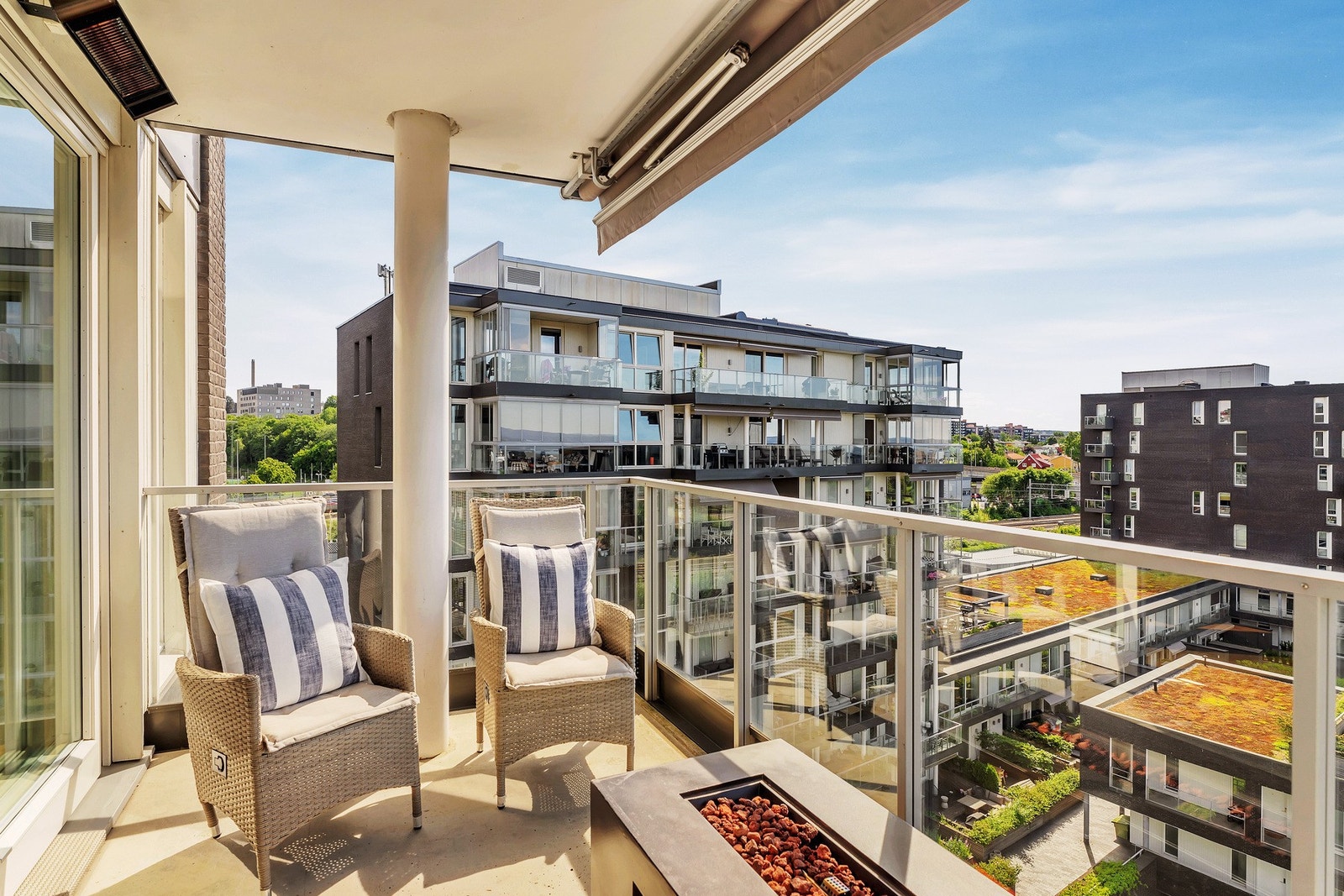 Stuen har direkte utgang til en overbygget balkong på 9 kvm, hvor du kan nyte både solen og utsikten. Galleribilde