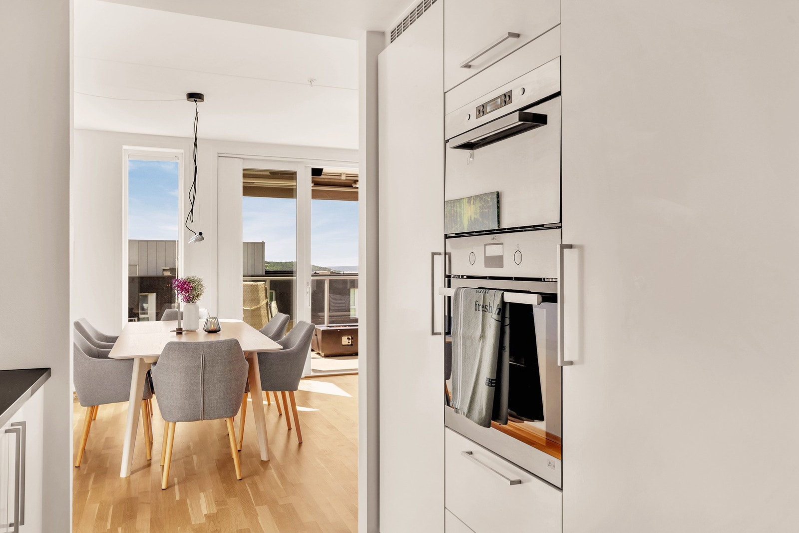 Kjøkkenet glir sømløst inn mot stue og spisestue, perfekt for både hverdag og sosiale sammenkomster. Galleribilde