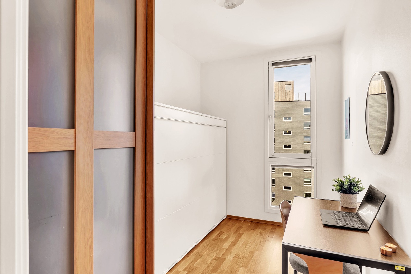 Jobb i fred og ro hjemme - dette rommet passer også ypperlig som hjemmekontor. Galleribilde