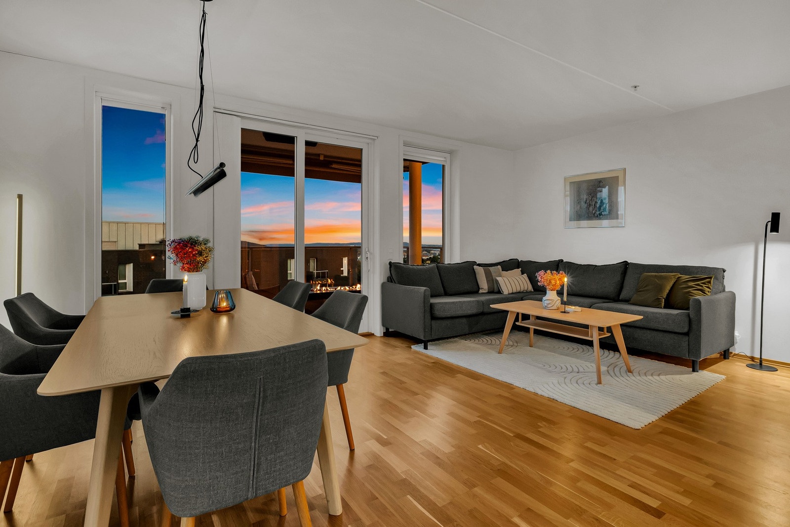 Åpen og hyggelig løsning der stue og spisestue glir naturlig sammen - her er det lett å føle seg hjemme. Galleribilde