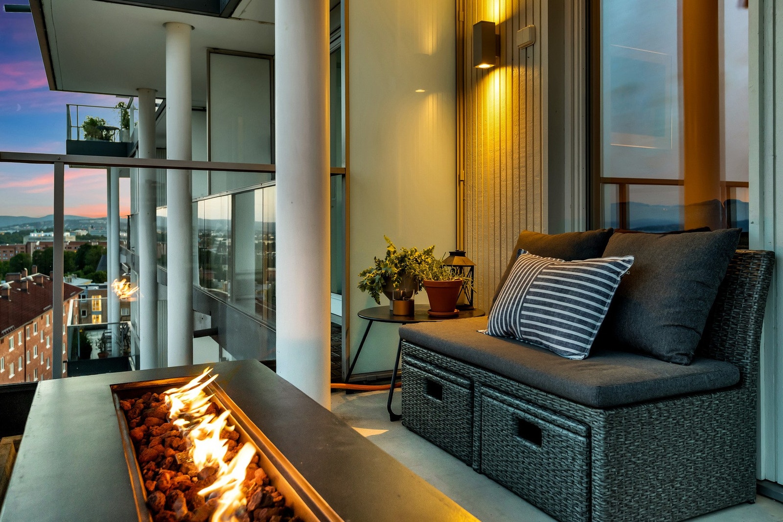 Her finner du både stikkontakt, belysning og varmelamper montert på vegg, som gjør balkongen brukervennlig store deler av året. Galleribilde