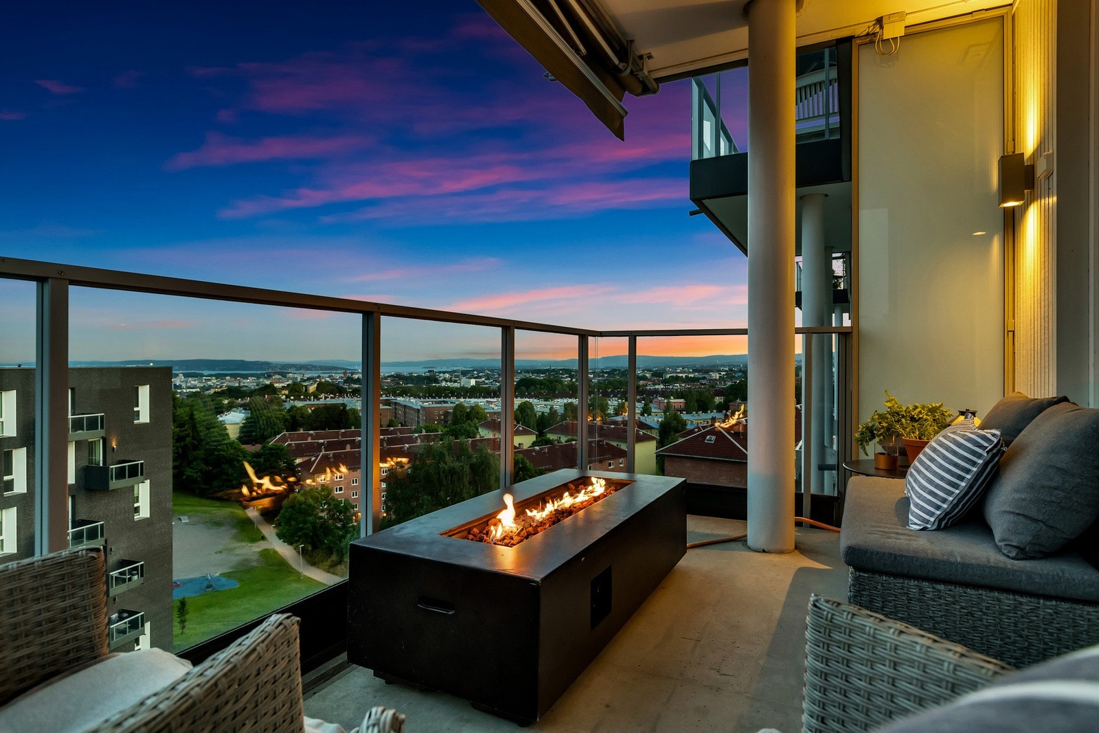 Boligen ligger fint til på et høydedrag med fantastisk utsyn mot Oslofjorden. Galleribilde