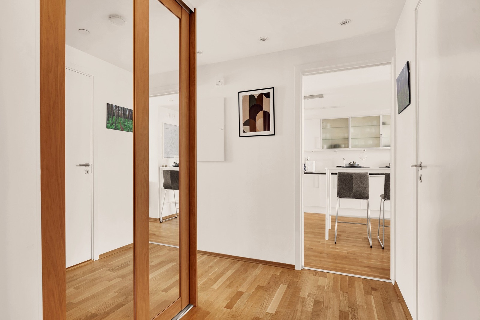 Velkommen inn til en lys og praktisk entré som gir et åpent og innbydende førsteinntrykk. Garderobe i entreen, perfekt for oppbevaring av yttertøy og sko. Galleribilde