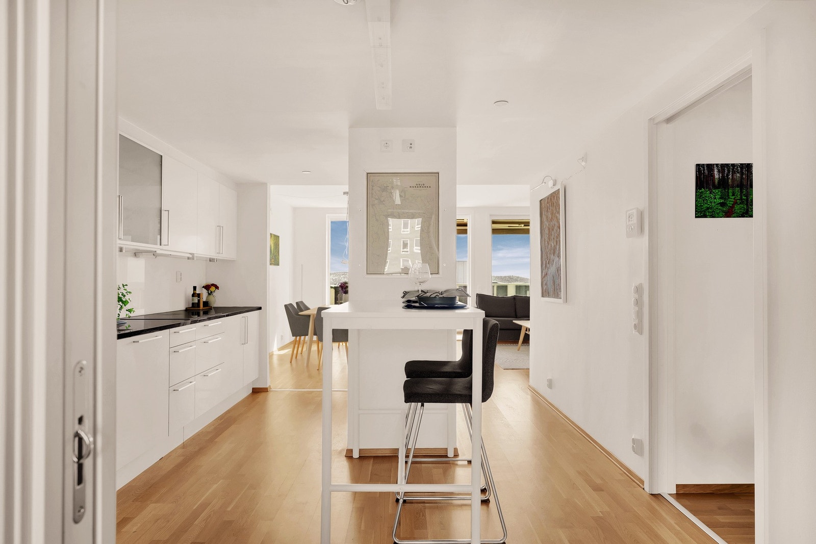 Kjøkkenet har en delvis åpen løsning mot stuen som gir en luftig og sosial romfølelse. Galleribilde