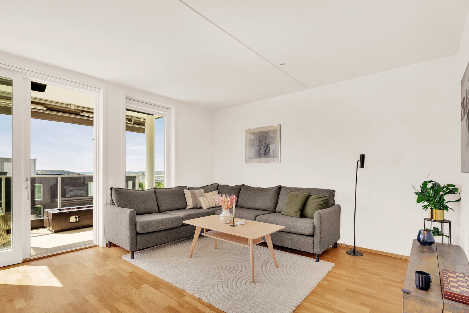 Det er god plass til en større sofagruppe og tilhørende møblement. Galleribilde